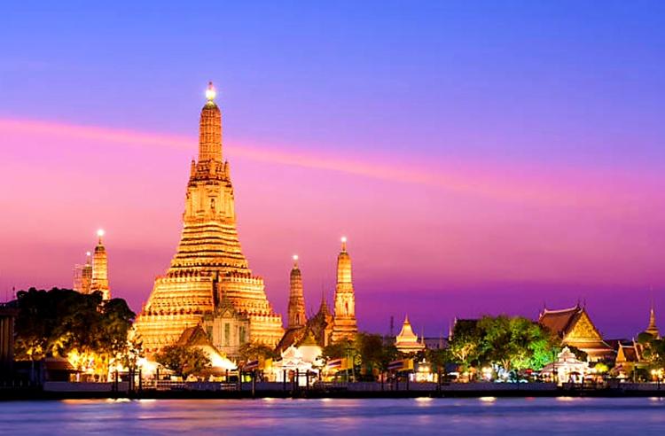 View of Wat Arun Ratchawararam Ratchawaramahawihan